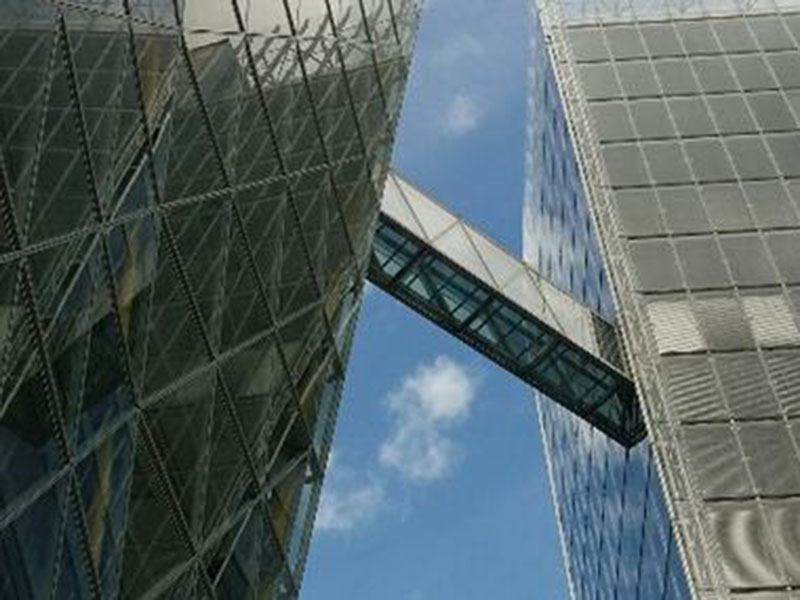 Foto der Glasbrücke des LVM Komplex in Münster